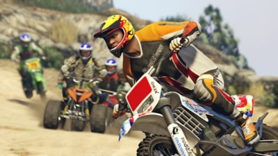 لقطة شاشة لـ Grand Theft Auto V تظهر فيها إحدى الشخصيات الرئيسية، Franklin، وهو يخوض سباق دراجات مع أفراد آخرين يقودون دراجات رُباعية