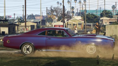 Grand Theft Auto V – skjermbilde som viser en lilla muskelbil som spoler