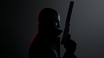 صورة فنية أساسية للعبة Hitman 3 تعرض الشخصية الرئيسية، العميل 47، يقف بمنظر جانبي ويحمل مسدسًا كاتمًا للصوت.