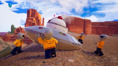 Снимок экрана из LEGO 2K Drive, на котором изображены четыре мини-фигурки инопланетян и разбившийся космический корабль.