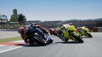 몸을 기울이며 코너를 도는 레이서 네 명의 모습이 담긴 MotoGP 24 스크린샷