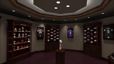 Snímka obrazovky z hry NFL Pro Era zobrazujúca miestnosť s trofejami, v strede ktorej je trofej Vince Lombardiho