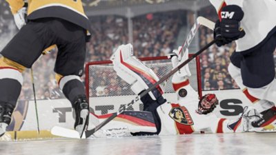 NHL 24 στιγμιότυπο που απεικονίζει έναν τερματοφύλακα σε δραματική βουτιά για να μπλοκάρει βολή
