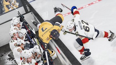 NHL 24 στιγμιότυπο που απεικονίζει έναν παίκτη να σπρώχνει άλλον παίκτη προς τον πάγκο