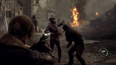 《Resident Evil 4》截屏，显示里昂正在开枪射击两名敌对村民