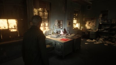 لقطة شاشة للعبة Silent Hill 2 يظهر بها James ينظر إلى منظر طبيعي هادئ مليء بالأشجار