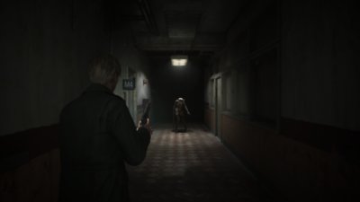 ภาพหน้าจอ Silent Hill 2 แสดงให้เห็น James กำลังส่องไฟฉายไปที่หุ่นแสดงแบบเสื้อ 