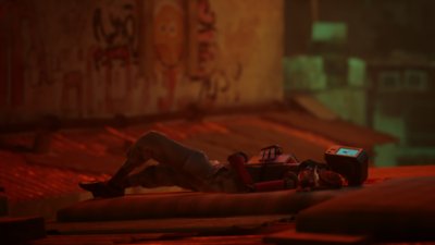 لقطة شاشة للعبة Stray تعرض القط البطل وهو نائم بجوار روبوت مُستلقِ على الأرض
