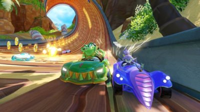 Captura de pantalla de Team Sonic Racing que muestra dos autos que se dirigen a una pista curveada