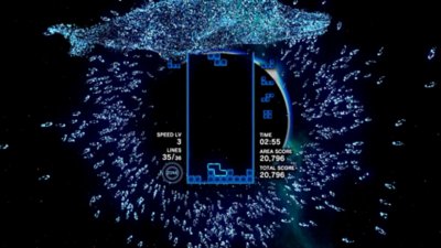 Captura de pantalla de Tetris Effect Connected que muestra el juego que se está jugando rodeado por un banco de peces de neón y una ballena