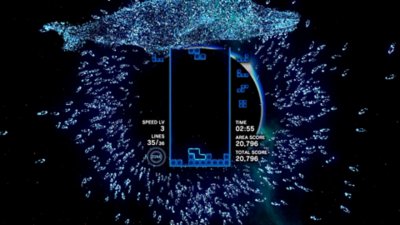 Tetris Effect: Connected – снимок экрана, изображающий игровое поле, окруженное светящимися рыбами и китом