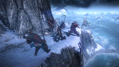 Wiedźmin 3: Dziki Gon – zrzut ekranu przedstawiający Geralta walczącego na górskiej ścieżce
