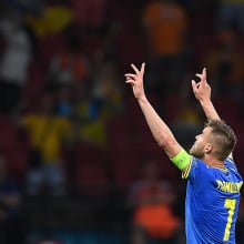 Yarmolenko reaching to the sky