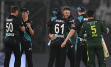 New Zealand's captain Michael Bracewell celebrating with teammates 