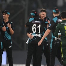 New Zealand's captain Michael Bracewell celebrating with teammates 