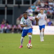 Destiny Udogie of Italy dribbles the ball