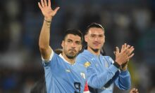 Suarez waving with Nunez