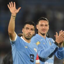 Suarez waving with Nunez