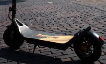 close-up of electric2fun folding scooter on cobblestones