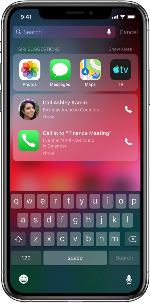Meklēšanas ekrāns, kurā zem teksta “Siri suggestions” redzama lietotņu rinda. Zem rindas atrodas papildu Siri ieteikumi piezvanīt draudzenei, lai apsveiktu viņu dzimšanas dienā, un pievienoties kalendārā ieplānotam sapulces zvanam.