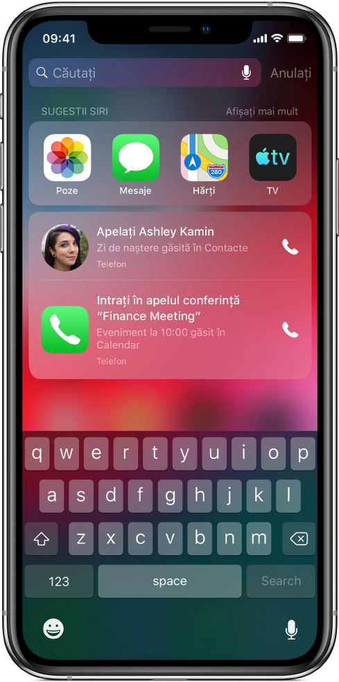 Un ecran Căutare afișând un rând de aplicații sub eticheta “Sugestii Siri”. Sub acest rând se află sugestii Siri suplimentare de a apela o prietenă pentru ziua sa de naștere și de a vă conecta printr‑un apel conferință la o ședință din calendar.