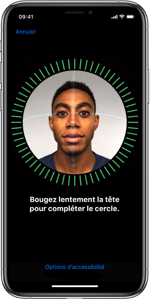 L’écran de configuration de la reconnaissance faciale Face ID. Un visage est affiché à l’écran, entouré d’un cercle. Le texte en dessous vous demande de bouger lentement la tête pour compléter le cercle.