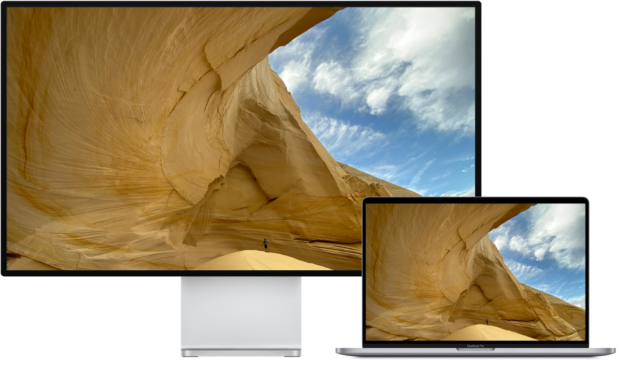 Una MacBook Pro junto a una HDTV utilizada a modo de pantalla externa.