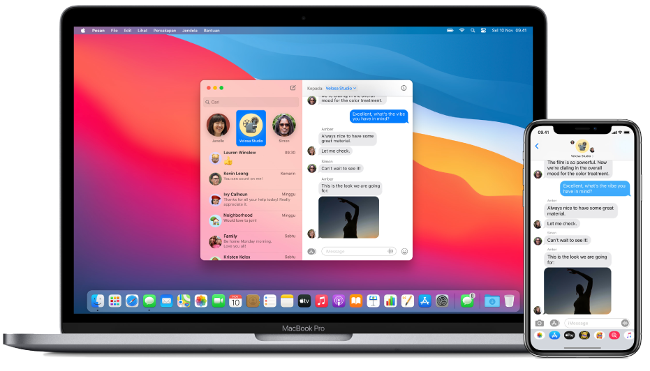 iPhone menampilkan pesan teks, di samping Mac tempat pesan diserahkan; ditandai dengan ikon Handoff di dekat ujung kanan Dock.