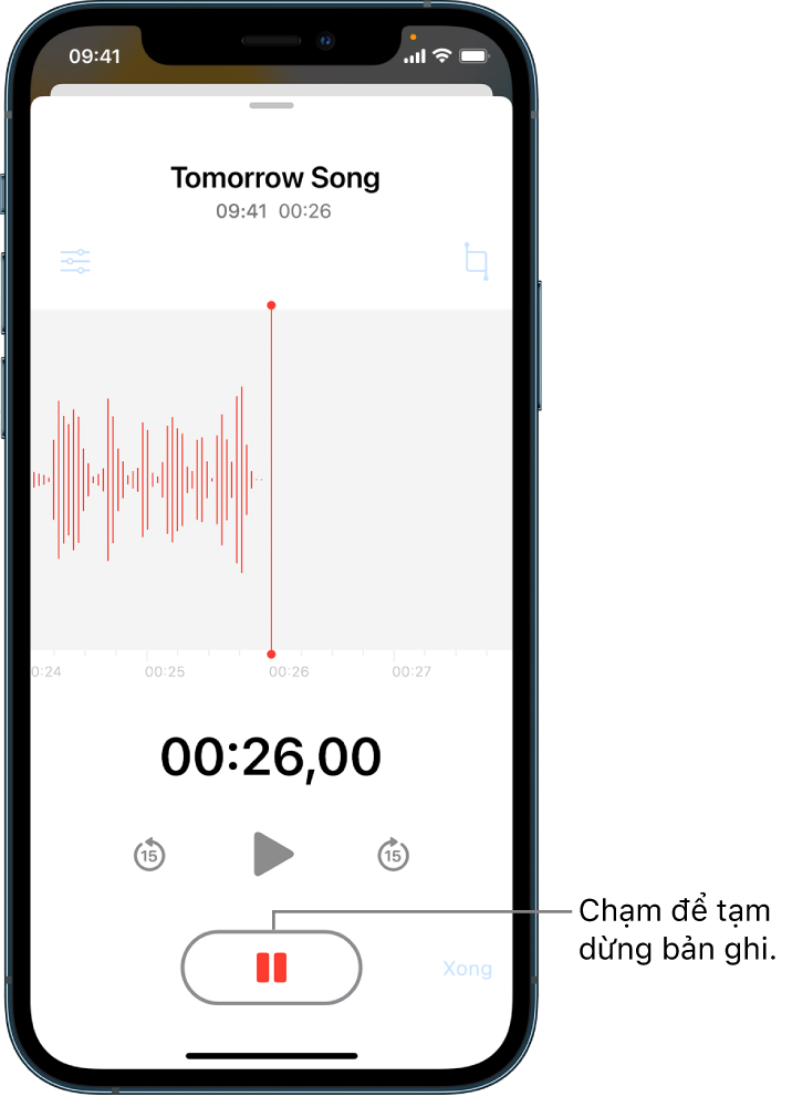 Một bản ghi của Ghi âm đang diễn ra với nút Tạm dừng đang hoạt động và các điều khiển phát, tua đi 15 giây và tua lại 15 giây được làm mờ. Phần chính của màn hình hiển thị dạng sóng của bản ghi âm đang thực hiện, cùng với một chỉ báo về thời gian. Chỉ báo Micrô đang được sử dụng màu cam xuất hiện ở trên cùng bên phải.