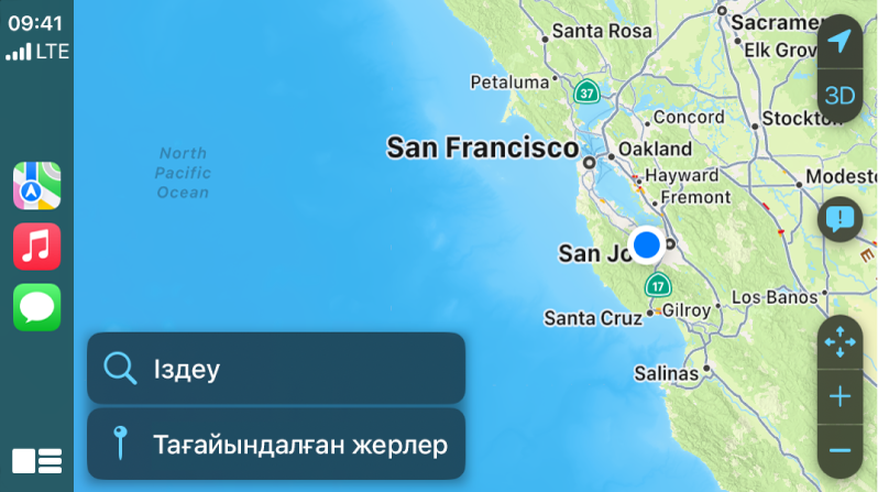Сол жағында «Карталар», «Музыка» және «Хабарлар» үшін белгішелерді, ал оң жағында ағымдағы аймақ картасын көрсетіп тұрған CarPlay.