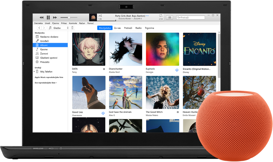 PC računalo s iTunesom na zaslonu i uređajem HomePod mini u blizini.