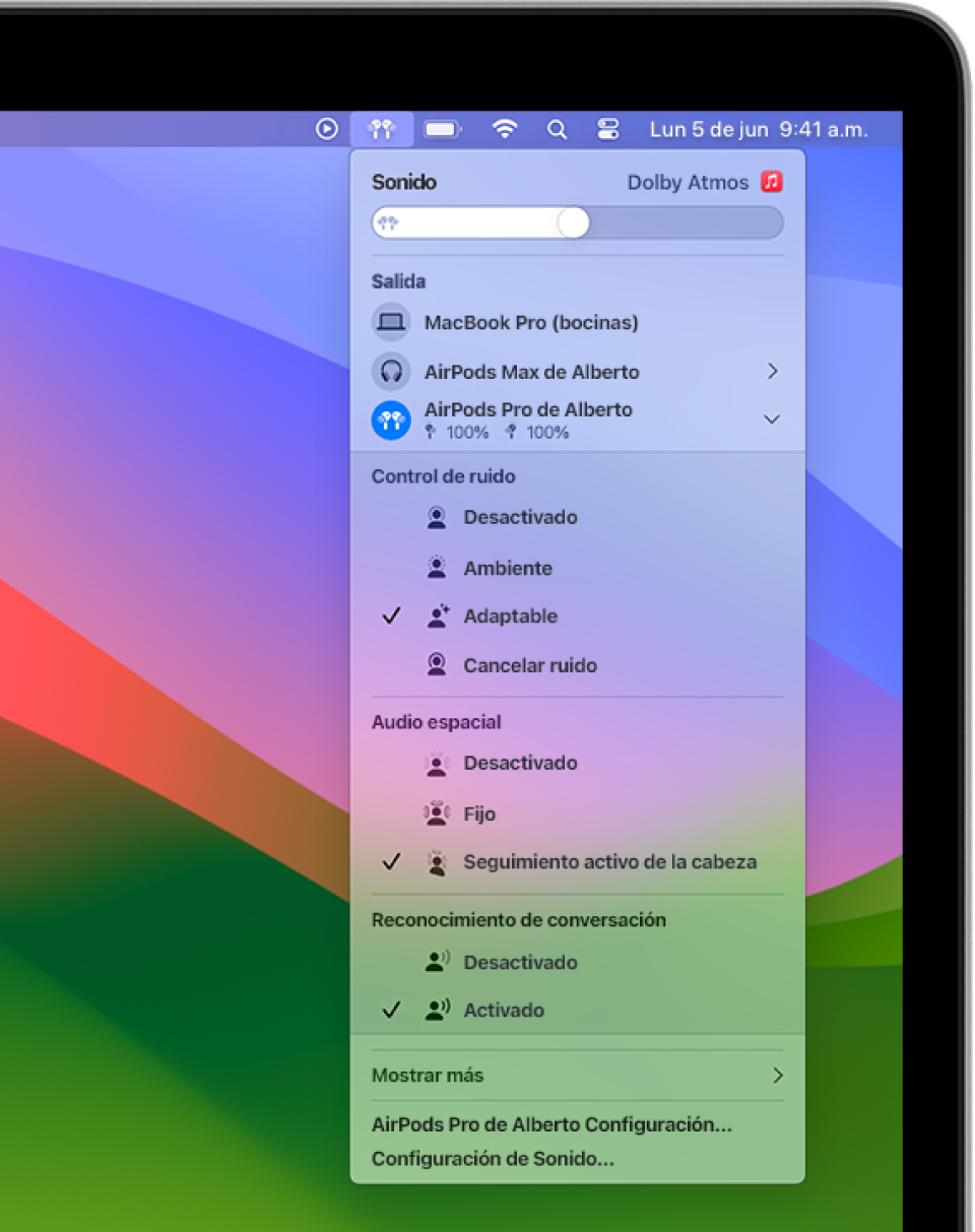 El ícono de los AirPods está seleccionado en la parte superior derecha de la barra de menús de la Mac. La configuración de unos AirPods Pro (todas las generaciones) muestra que la opción Cancelación de ruido está seleccionada debajo de Control de ruido y que la opción Seguimiento de cabeza está seleccionada debajo de Audio espacial.