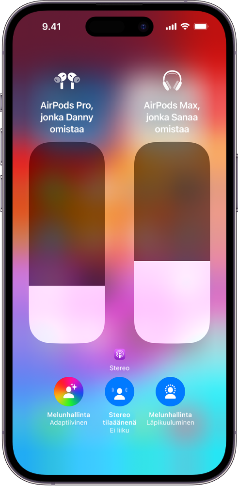 Ohjauskeskuksen äänenvoimakkuusnäyttö, jossa näkyy kahden AirPods-kuulokeparin äänenvoimakkuuden taso. Vasemmalla puolella äänenvoimakkuuden ilmaisimen alapuolella on Melunhallinta/Läpikuuluminen-kuvake, joka osoittaa, että käytössä on läpikuulumistila. Oikealla puolella äänenvoimakkuuden ilmaisimen alapuolella on melunhallinnan/vastamelun kuvake, joka osoittaa, että melunhallinta on käytössä.