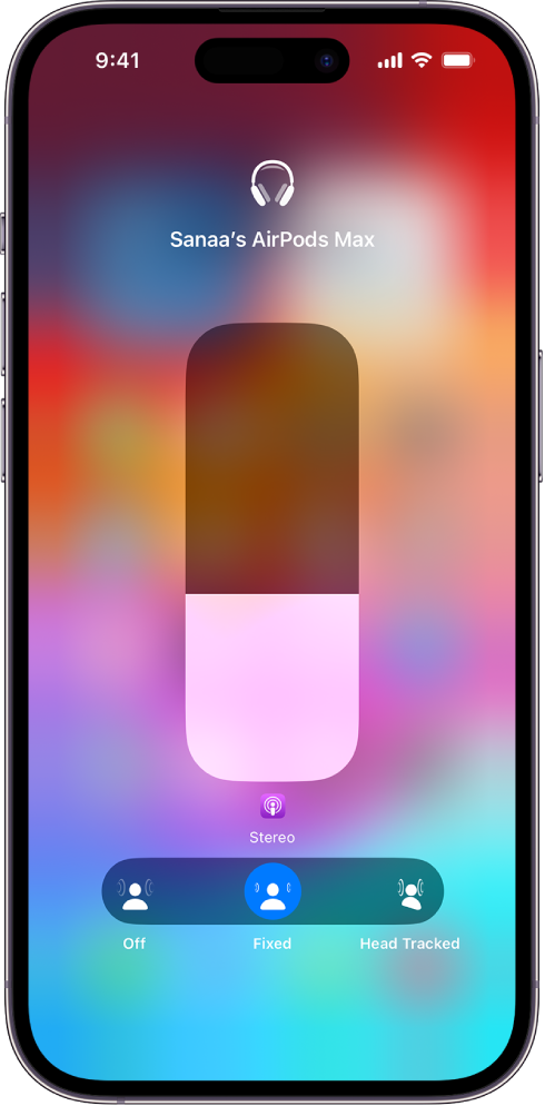 Skaļuma ekrāns izvēlnē Control Center, kur redzams AirPods Max austiņu skaļuma līmenis. Zem skaļuma indikatora ir redzamas Spatial Audio opcijas. Redzamas opcijas Off, Fixed un Head Tracked.