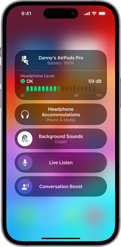 Control Center ekrāns Hearing Devices. No augšas uz leju tas ietver austiņu skaļuma līmeni decibelos, Headphone Accommodations, Background Sounds, Live Listen un Conversation Boost.