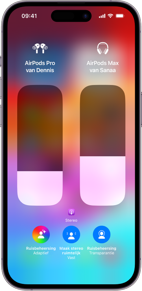 Het volumescherm in het bedieningspaneel met het volume voor twee paar AirPods. Onder de volume-indicator aan de linkerkant zie je het symbool voor ruisbeheersing/transparantie, dat aangeeft dat transparantie is ingeschakeld. Onder de volume-indicator aan de rechterkant zie je het symbool voor ruisbeheersing/ruisonderdrukking, dat aangeeft dat ruisonderdrukking is ingeschakeld.