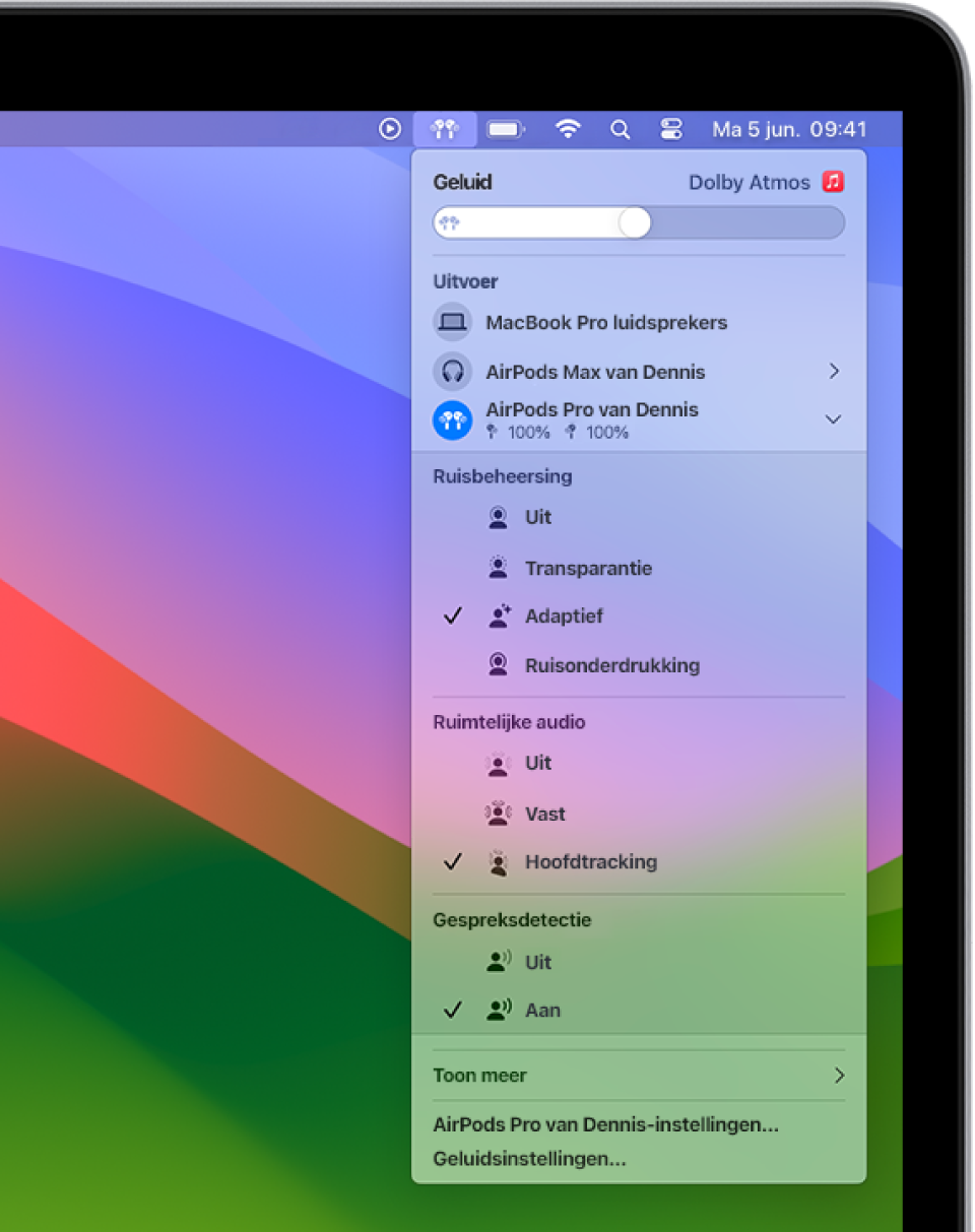 Rechtsboven in de menubalk op de Mac is het AirPods-symbool geselecteerd. Voor AirPods Pro (alle generaties) is 'Ruisonderdrukking' geselecteerd onder 'Ruisbeheersing' en 'Hoofdtracking' onder 'Ruimtelijke audio'.