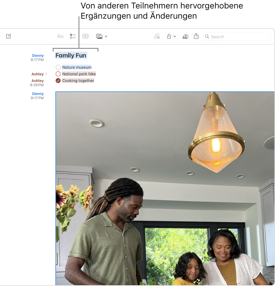 Eine Notiz mit einer Checkliste zeigt eine Liste von Familienaktivitäten. Änderungen von anderen Teilnehmern sind hervorgehoben.