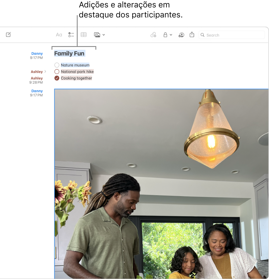 Uma nota com uma lista de verificação a mostrar uma lista das atividades familiares. As alterações de outro participante aparecem destacadas.