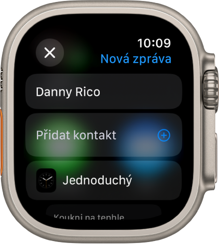 Obrazovka Apple Watch se zobrazeným ciferníkem, na němž je vidět sdílená zpráva a nahoře jméno adresáta. Níže je tlačítko Přidat kontakt a název ciferníku.