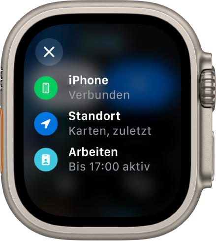 Das Kontrollzentrum mit der folgenden Statusanzeige: es besteht eine Verbindung zum iPhone, der Standort wurde zuletzt von der App „Karten“ verwendet und der Fokus „Arbeiten“ ist bis 17 Uhr aktiv.