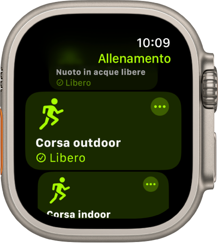 La schermata dell’app Allenamento con l’allenamento “Corsa outdoor” in evidenza. In alto a destra del nome dell’allenamento è presente il pulsante Altro.