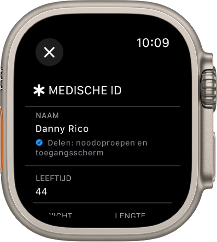 Het scherm met een medische ID op de Apple Watch, met de naam en leeftijd van de gebruiker. Onder de naam staat een vinkje, om aan te geven dat de medische ID wordt gedeeld op het toegangsscherm. Linksbovenin staat de sluitknop.