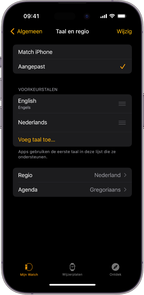 Het scherm 'Taal en regio' in de Apple Watch-app, met Engels en Spaans onder 'Voorkeurstalen'.