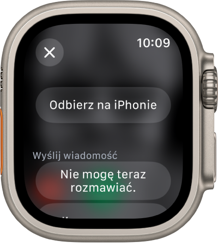 Ekran aplikacji Telefon z opcjami dotyczącymi połączenia przychodzącego. Na górze widoczny jest przycisk Odbierz na iPhonie. Poniżej widoczna jest sugerowana odpowiedź.