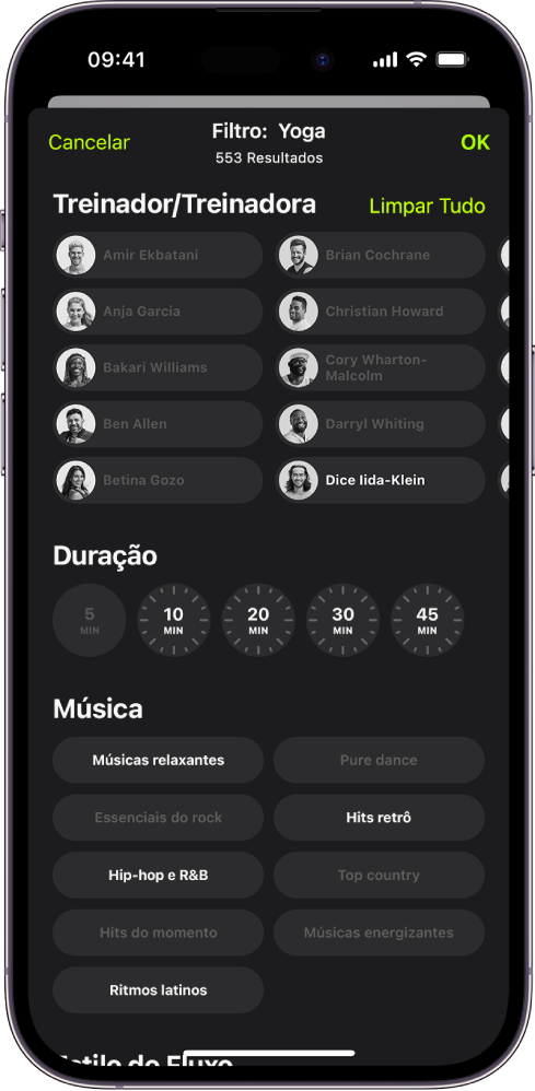 Tela do Apple Fitness+ mostrando opções para ordenar e filtrar treinos. Na parte superior da tela há uma lista de treinadores. As durações estão na parte central da tela. Abaixo das durações está uma lista de gêneros musicais.