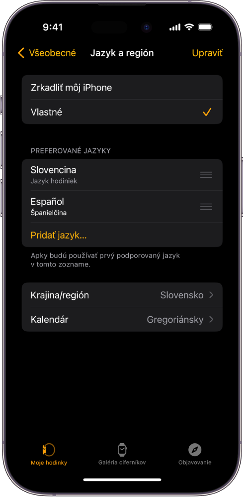 Obrazovka Jazyk a región v apke pre Apple Watch, na ktorej je v časti Preferované jazyky vybratá angličtina a španielčina.
