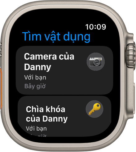 Ứng dụng Tìm vật dụng cho biết rằng các AirTag được gắn vào một máy ảnh và một chùm chìa khóa đang ở cùng bạn.