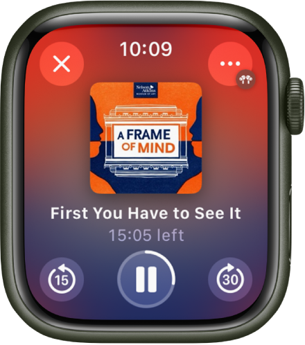 Приложението Podcasts (Подкасти) показва екрана Now Playing (Сега се изпълнява) с корицата на албума, името на епизода и оставащото време по средата. В долната част на екрана са бутоните Skip Back (Пропусни назад), Play/Pause (Възпроизвеждане/Пауза) и Skip Ahead (Пропусни напред). Бутонът Повече опции е горе вдясно, а бутонът Затвори е горе вляво.