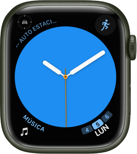 La carátula Color, donde puedes ajustar el color de la carátula. Muestra cuatro complicaciones: Punto de referencia del auto estacionado en la esquina superior izquierda, Entrenamiento en la esquina superior derecha, Música en la esquina inferior izquierda y Calendario en la esquina inferior derecha.